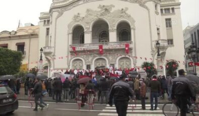 Tunus’ta meclisin feshedilmesi talebiyle gösteri düzenlendi