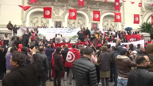 Tunus'ta meclisin feshedilmesi talebiyle gösteri düzenlendi