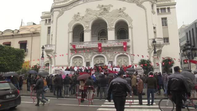 Tunus'ta meclisin feshedilmesi talebiyle gösteri düzenlendi