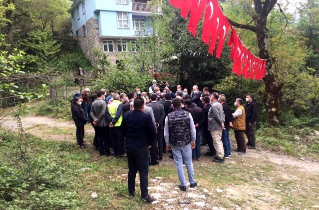 AK Parti’li vekiller İkizdere’deki taş ocağıyla ilgili yöre halkıyla görüştü