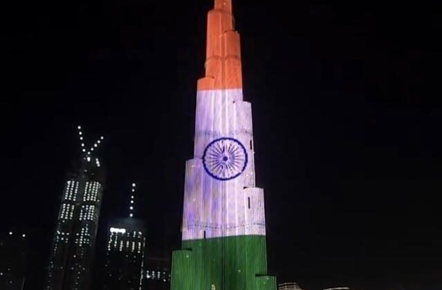 Hindistan’a destek için Burj Khalifa’ya Hindistan bayrağı yansıtıldı