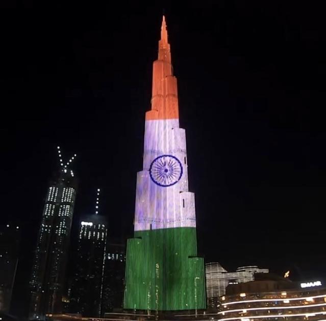 Hindistan'a destek için Burj Khalifa'ya Hindistan bayrağı yansıtıldı