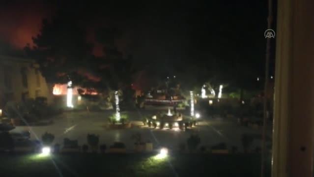 İSLAMABAD - Pakistan'da bir otelin otoparkında meydana gelen patlamada 3 kişi öldü, 11 kişi yaralandı