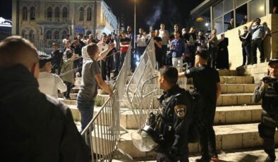 İsrail polisinin geri adım atmasıyla Filistinliler Şam Kapısı’ndaki barikatları kaldırdı