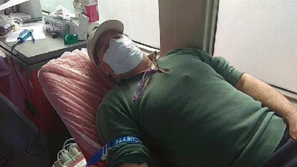 Kızılay'a 35 defa kan veren bağışçı, ödülün ardından ailesiyle kan bağışladı