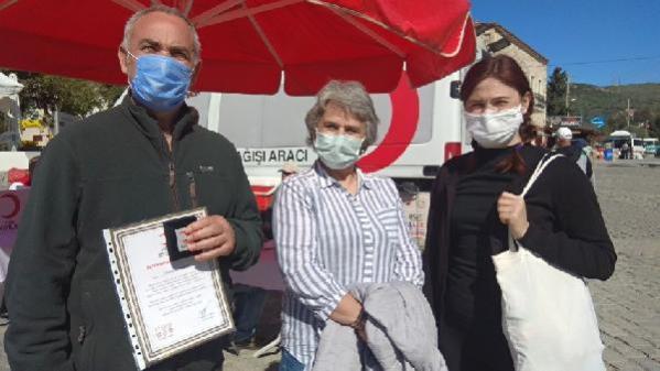 Kızılay'a 35 defa kan veren bağışçı, ödülün ardından ailesiyle kan bağışladı