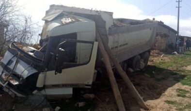 Kum yüklü kamyon devrildi: 1 ölü, 1 yaralı