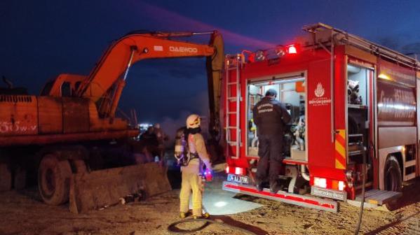 Zeytinburnu'nda karaya oturan gemide çalışma sırasında yangın çıktı