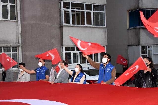 Bitlis'te dev Türk bayrağı eşliğinde İstiklal Marşı etkinliği