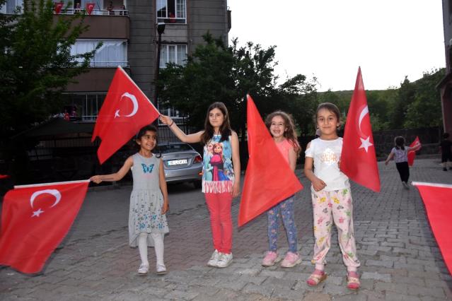 Bitlis'te dev Türk bayrağı eşliğinde İstiklal Marşı etkinliği