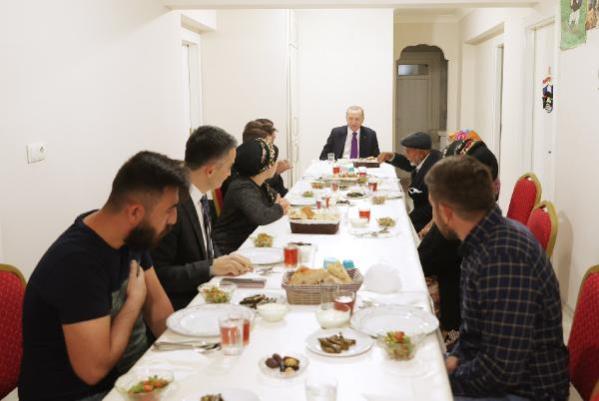 Cumhurbaşkanı Erdoğan, çiftçi bir vatandaşın evinde iftar yaptı