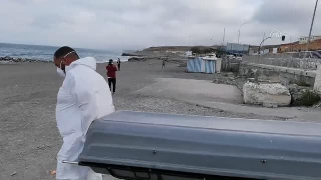 Düzensiz göçmenin cansız bedeni kıyıya vurdu