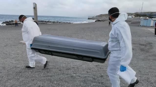 Düzensiz göçmenin cansız bedeni kıyıya vurdu