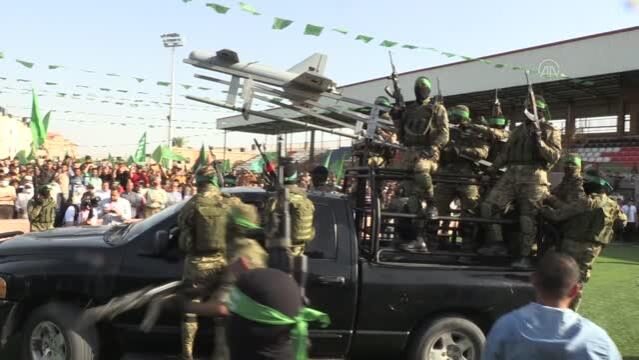 Kassam Tugayları, İsrail saldırıları sonrasında askeri geçit töreni gerçekleştirdi