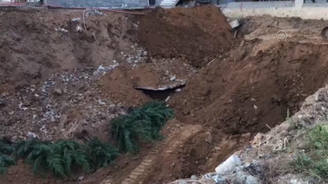 Pendik'te temel kazısı sırasında bir apartmanın bahçe duvarı yıkıldı