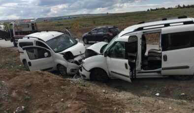 Ankara’da 2 hafif ticari aracın çarpışması sonucu 4 kişi yaralandı