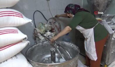 (HATAY-ÖZEL)Taş fırına kadın eli değdi… Eşine yardım etmek için fırında çalışıyor