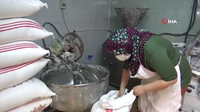 (HATAY-ÖZEL)Taş fırına kadın eli değdi... Eşine yardım etmek için fırında çalışıyor