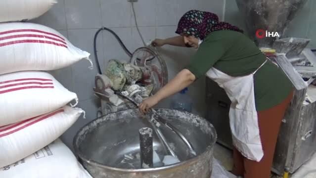 (HATAY-ÖZEL)Taş fırına kadın eli değdi… Eşine yardım etmek için fırında çalışıyor