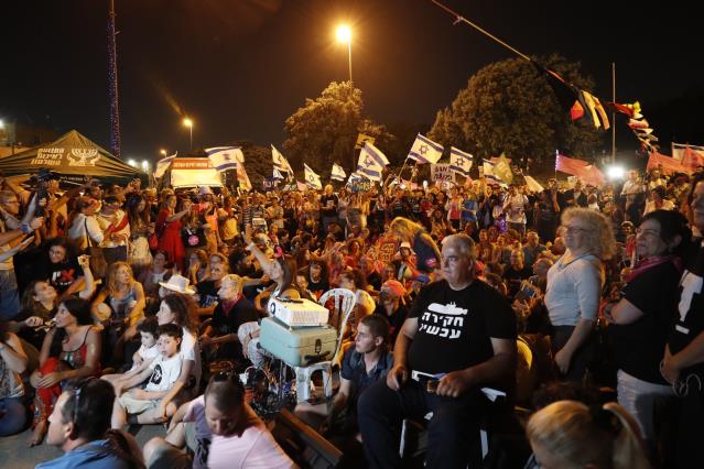 İsrail'de binlerce kişi Netanyahu'nun gidişini kutladı
