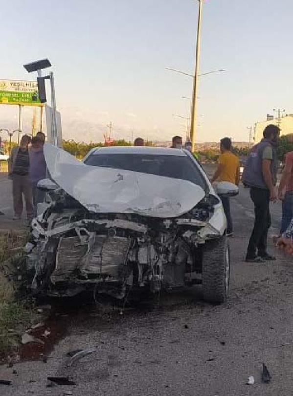 Kayseri'de TIR otomobile çarptı: 5 yaralı