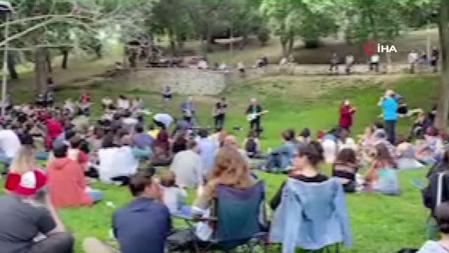 Maçka Parkı'nda korona virüsü hiçe sayarak açık hava konseri verdiler