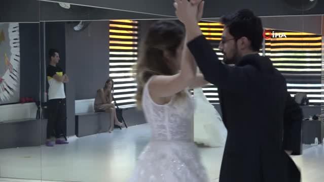 Düğün heyecanı başladı, çiftler gelin ve damatlıkla dans kursuna koştu