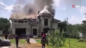 Son dakika haber... Ukrayna'da küçük uçak evin çatısına düştü: 4 ölü