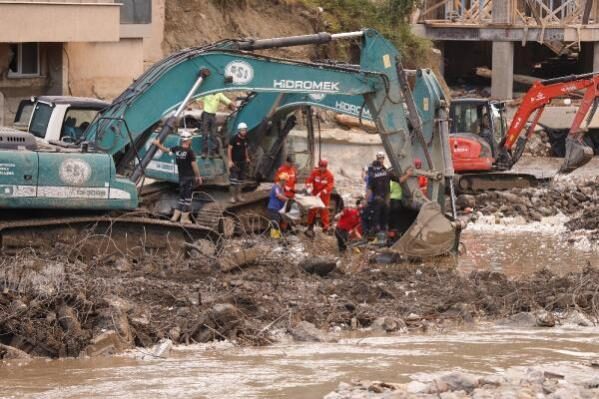 Kastamonu’daki sel felaketinde kayıplar aranıyor; 1 müteahhit için gözaltı kararı (7)
