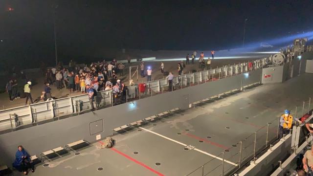 Milas'ta iskelede toplanan vatandaşlar çıkarma gemileriyle tahliye ediliyor