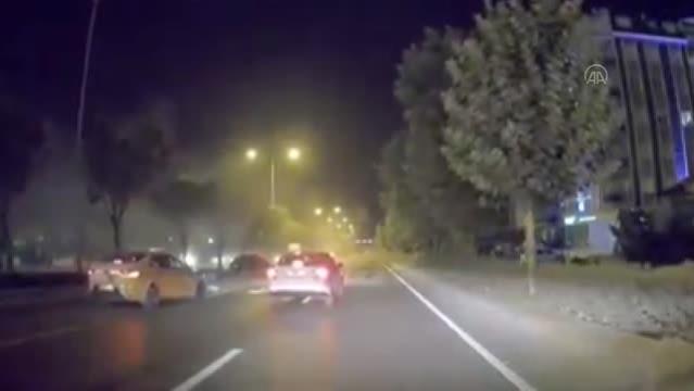 Otomobilin refüjdeki elektrik direği ile ağaçlara çarpması kameraya yansıdı