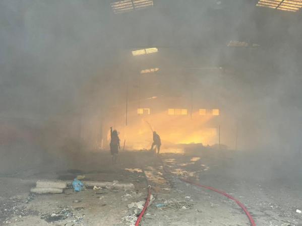 Tarsus'ta atıl durumdaki fabrikada yangın