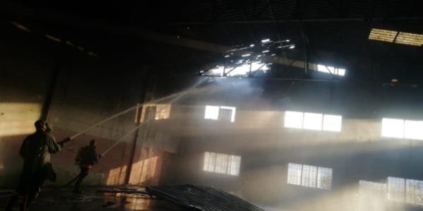 Tarsus'ta atıl durumdaki fabrikada yangın