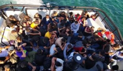Bozcaada açıklarında makine arızası yapan yelkenli teknedeki 59 kaçak göçmen kurtarıldı