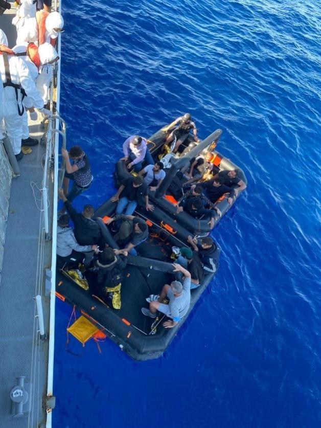 Datça açıklarında Türk kara sularına itilen can sallarındaki 21 düzensiz göçmen kurtarıldı