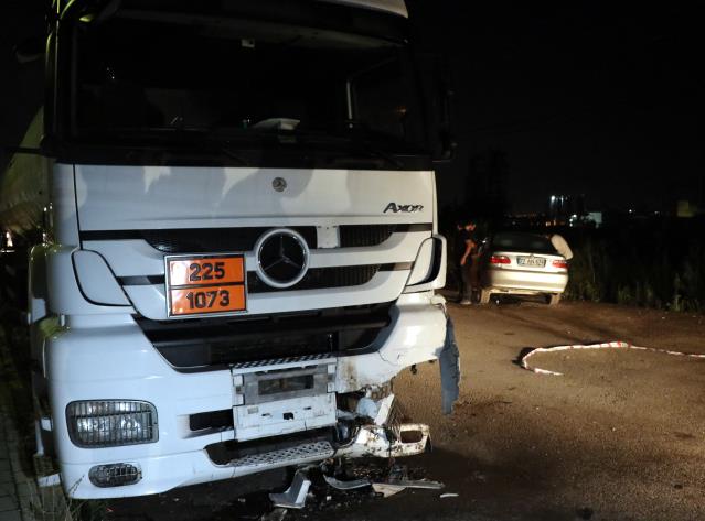 Kocaeli'de otomobil park halindeki tankere çarptı: 3 yaralı