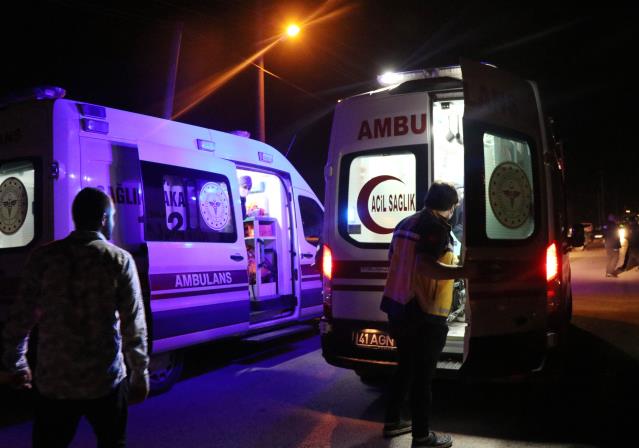 Kocaeli’de otomobil park halindeki tankere çarptı: 3 yaralı