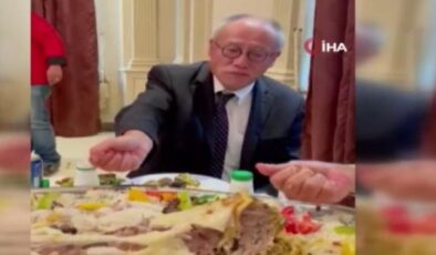 Suudi Arabistan’da vali, Japonya Büyükelçisi Fumio’ya eliyle pilav yemeyi öğretti