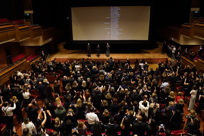 Bir Cumhuriyet Şarkısı Vizyon Öncesi İzmir’de Seyirci İle Buluştu